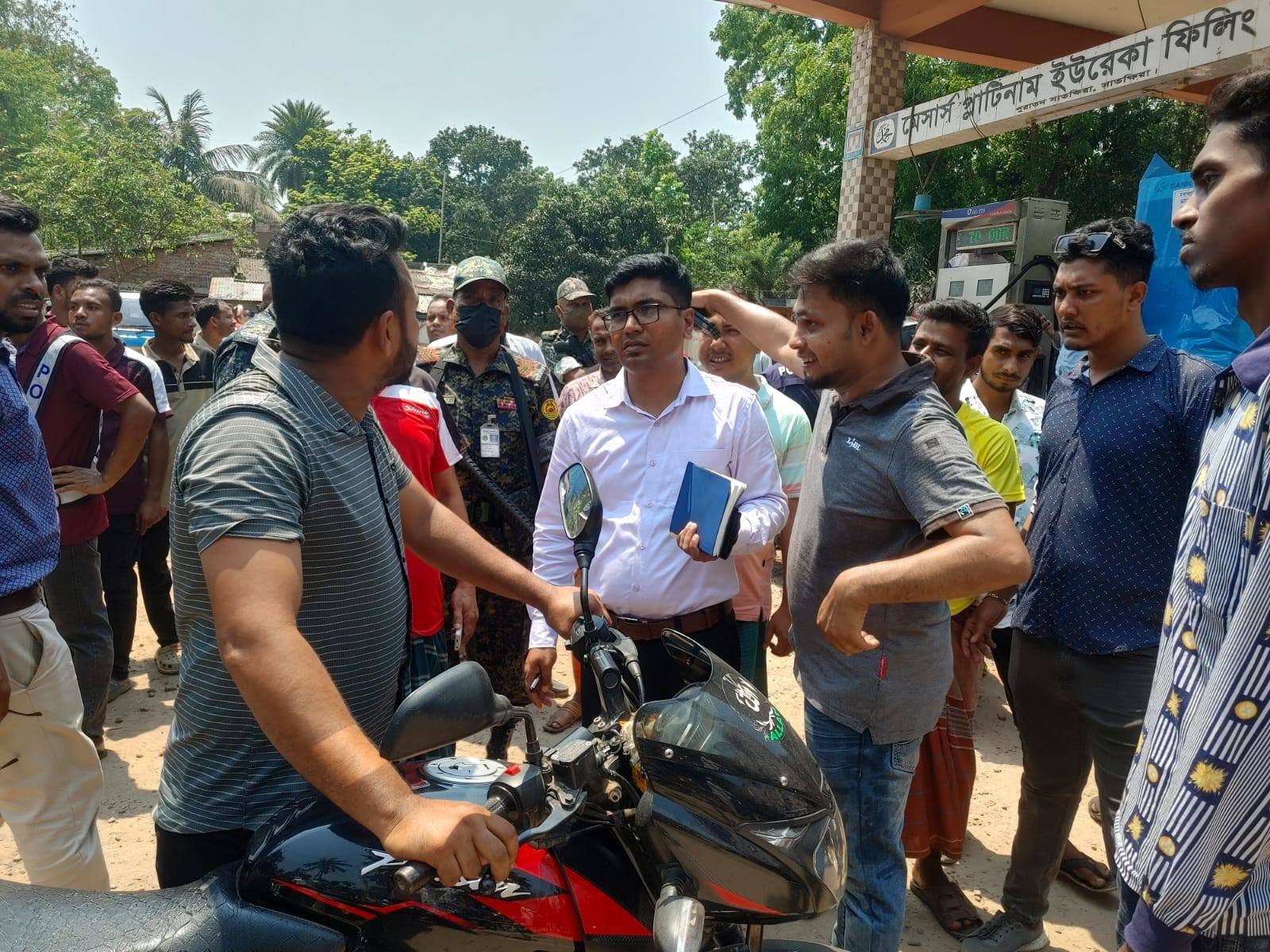 সাতক্ষীরায় ফিলিং স্টেশন পরিদর্শনে এক্সিকিউটিভ ম্যাজিস্ট্রেট সাইফুল ইসলাম