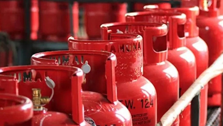 সাতক্ষীরায় গ্যাস সিলিন্ডারের মূল্য বৃদ্ধিতে অসন্তোষ বেড়েছে সাধারণ গ্রাহকের মাঝে