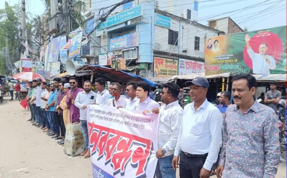 সাংবাদিক জিন্নাহর ওপর হামলার প্রতিবাদে সাতক্ষীরায় মানববন্ধন