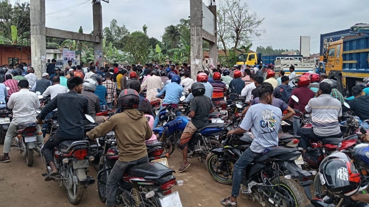 সংবাদের পর নড়েচড়ে বসল কর্তৃপক্ষ: ঘোড়াঘাটে নওরিন ফিলিং স্টেশনে তেল সরবরাহ শুরু