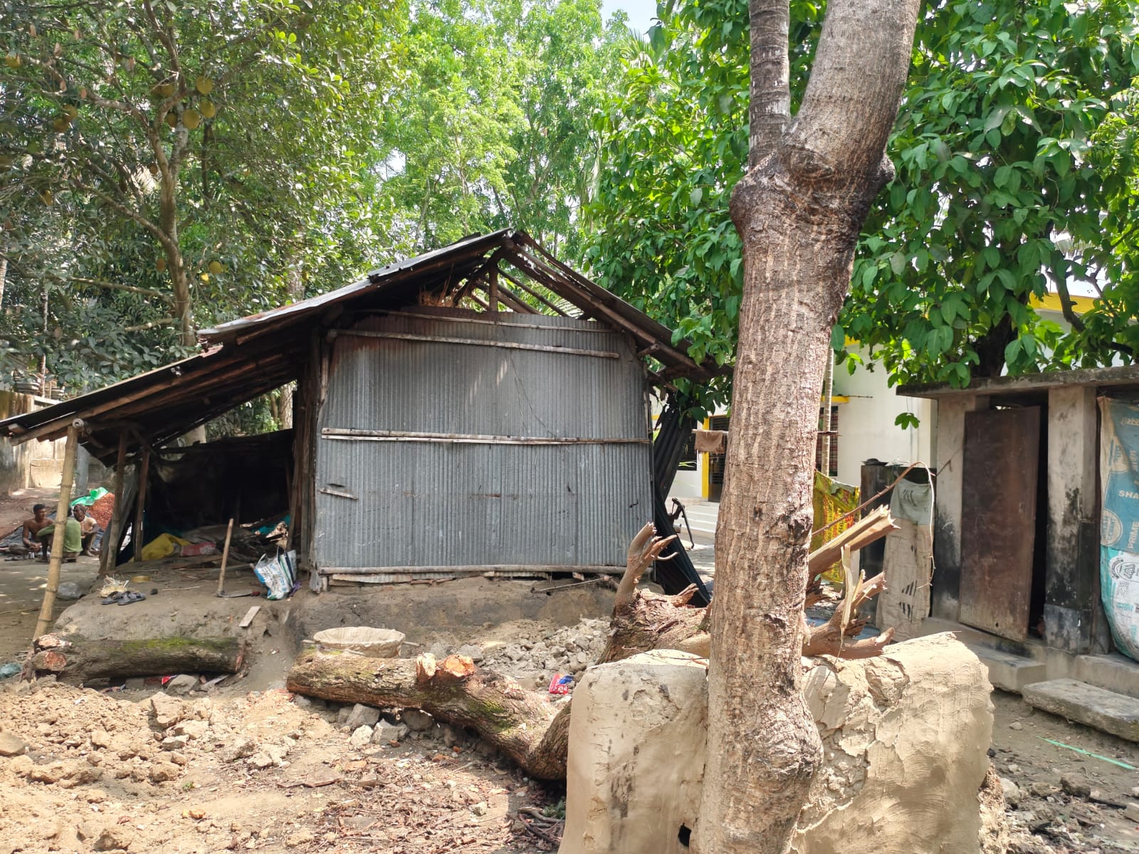 বেনাপোলে জোর করে অন্যের জমিতে ঘর তোলার অভিযোগ জাহানারা নামে এক নারীর বিরুদ্ধে।