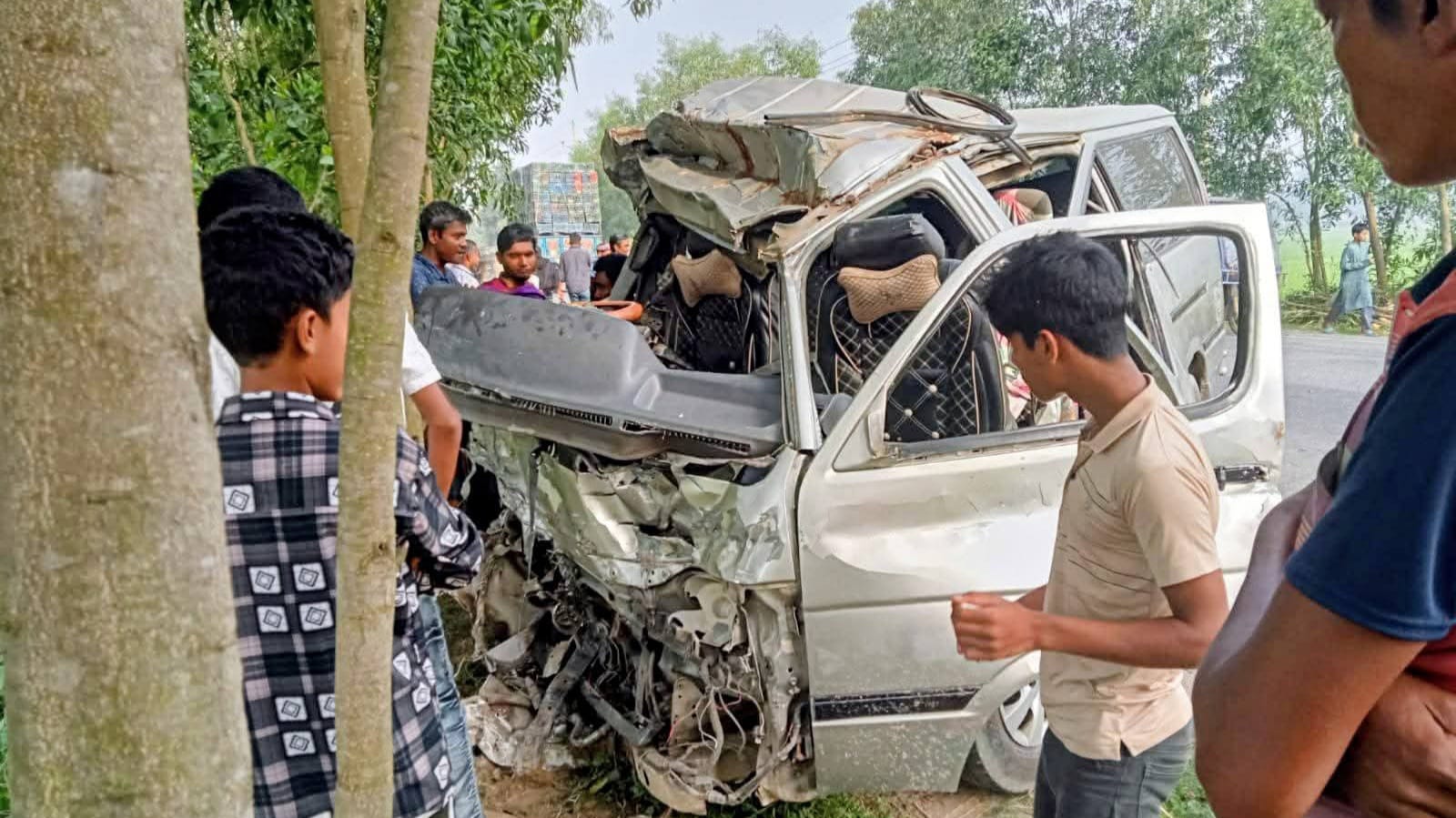 ঘোড়াঘাটে ট্রাক-মাইক্রোবাসের ভয়াবহ সংঘর্ষ: প্রাণ হারালেন চালক, আহত ১০