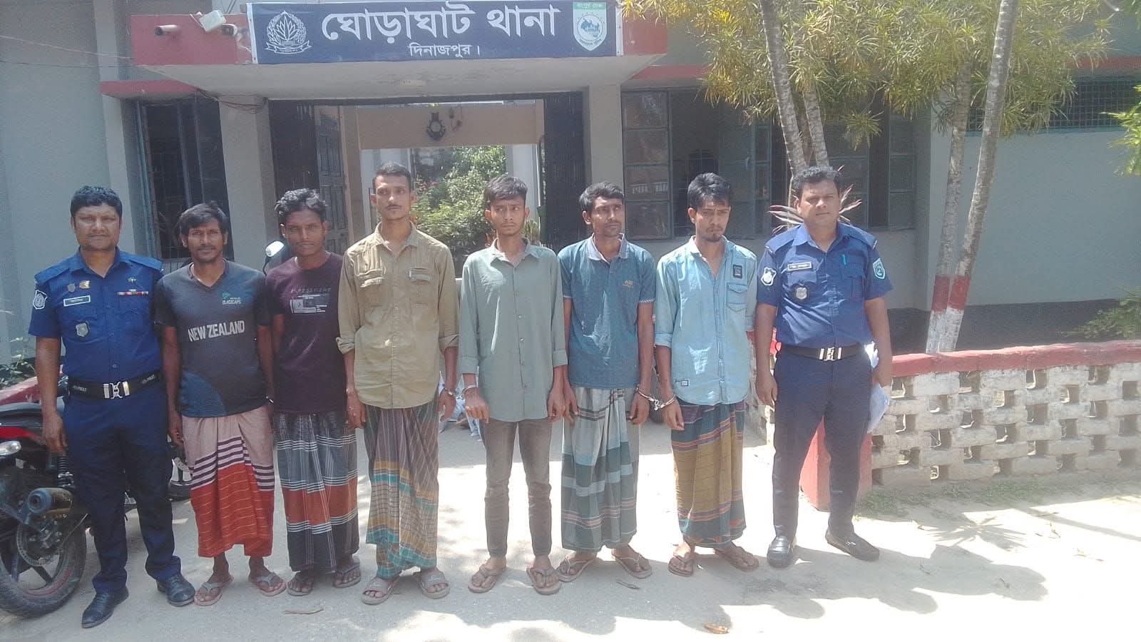 ঘোড়াঘাটে ট্যাপেন্টাডলসহ ৬ মাদক কারবারি ও সেবী গ্রেফতার