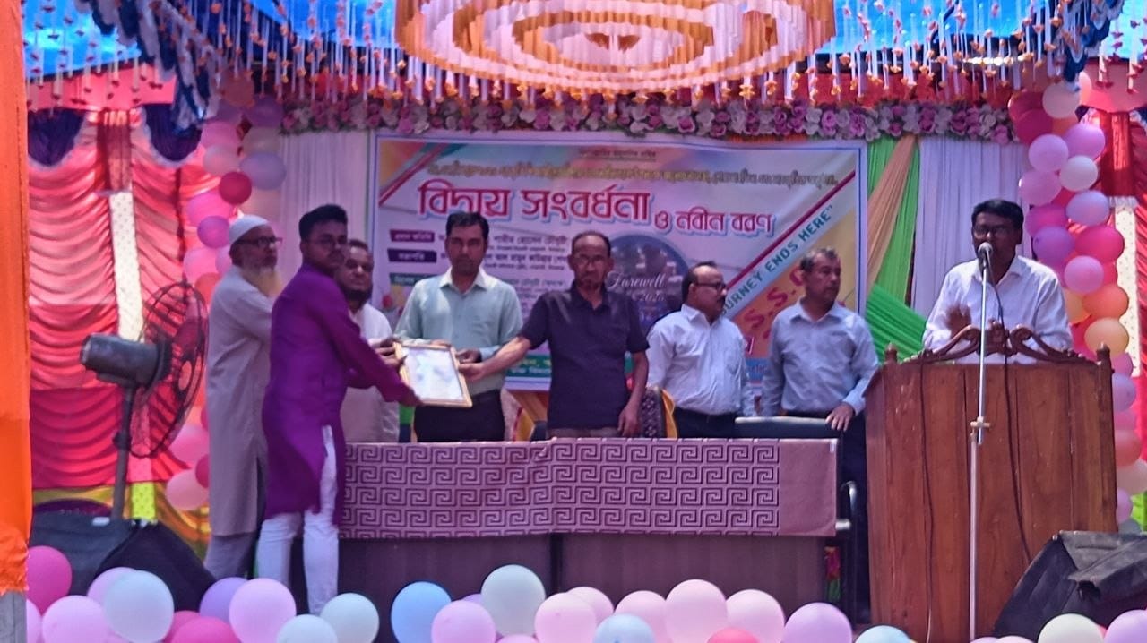 ঘোড়াঘাটে রানীগঞ্জ সরকারি ২য় দ্বিমুখী উচ্চ বিদ্যালয়ে জমকালো বিদায় সংবর্ধনা ও নবীন বরণ