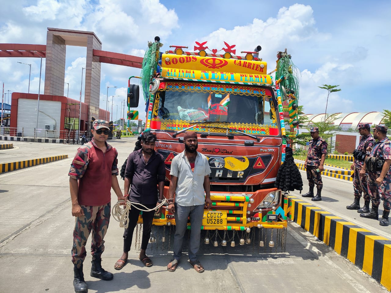 আসন্ন ঈদ-উল-আযহা উপলক্ষে সীমান্ত দিয়ে গরু পাচার রোধে বিজিবি বিশেষ নজরদারি বৃদ্ধি করেছে।