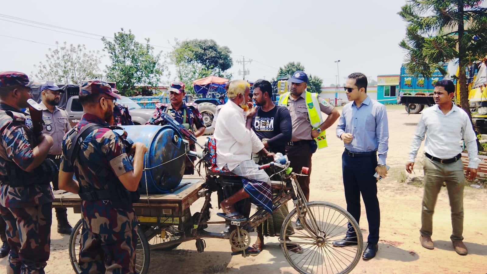শার্শার বাগআচড়ায় অতিরিক্ত তেল মুজুদের দায়ে ট্যাস্ক ফোর্সের যৌথ অভিযানে জরিমানা।