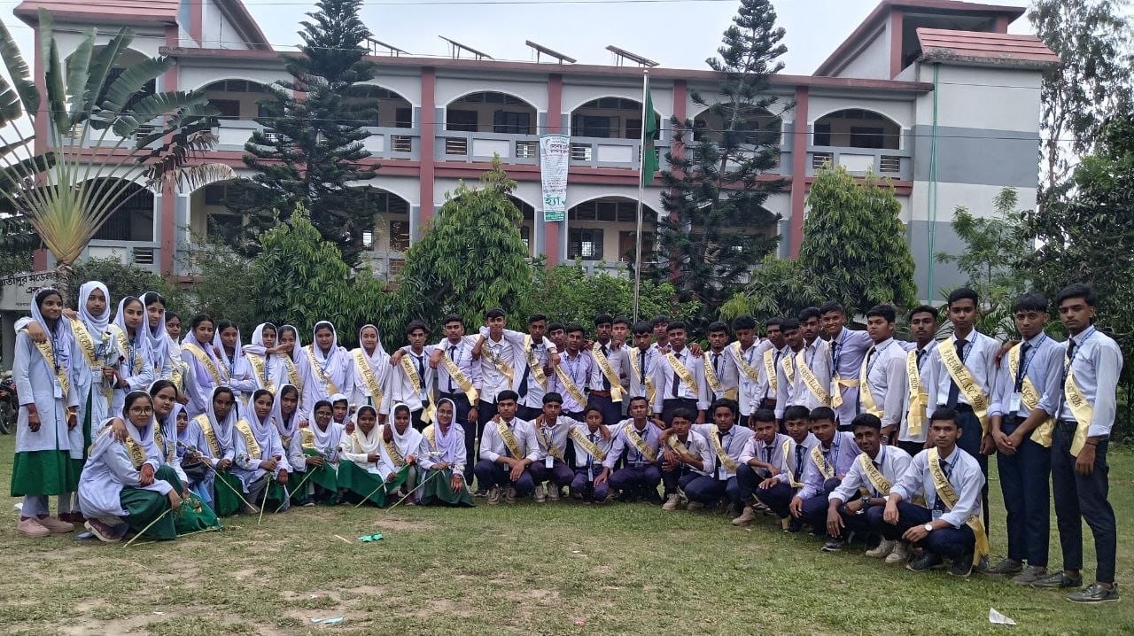 ঘোড়াঘাটে বরাতীপুর মডেল উচ্চ বিদ্যালয়ে এসএসসি পরীক্ষার্থীদের বিদায় ও নবীন বরণ অনুষ্ঠিত