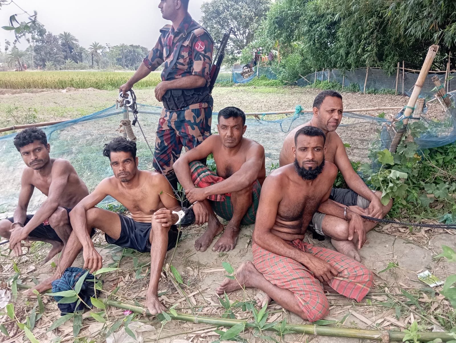 বেনাপোল পুটখালী সীমান্তের ইছামতি নদী থেকে ৫ মাদক ব্যবসায়ী আটক।