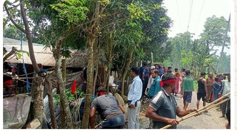 প্রশাসনকে ব্যবহার করে নিজের জমির শ্রীবৃদ্ধির জন্য দুই ভূমিহীন পরিবারকে উচ্ছেদ