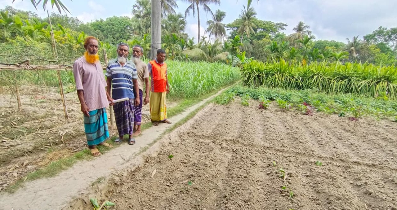 কালিগঞ্জে চলাচলের রাস্তা দখলে অবরুদ্ধ কয়েকশ মানুষ, প্রশাসনের হস্তক্ষেপের দাবি