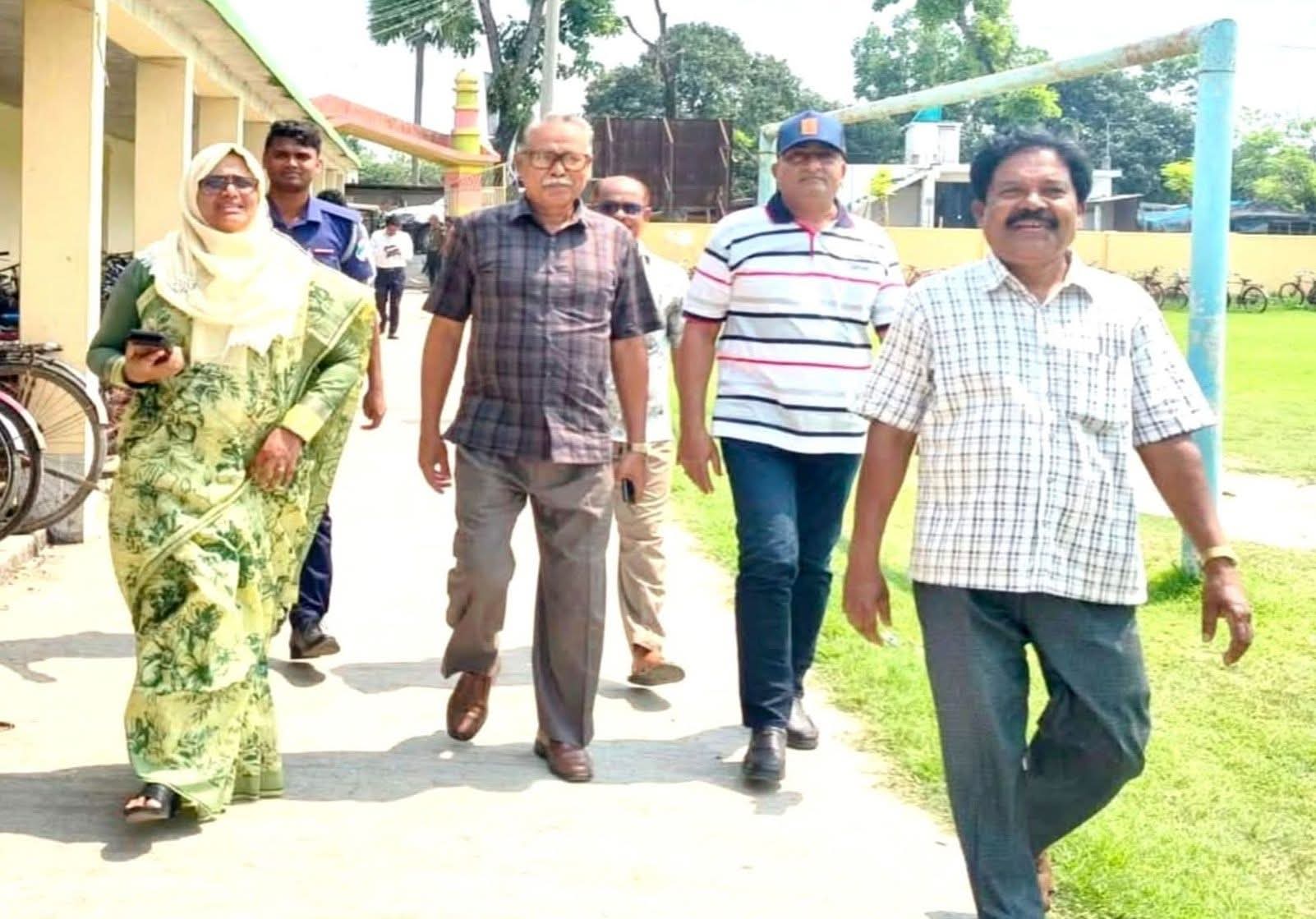 সাতক্ষীরার আলিপুর ইউনিয়ন মাধ্যমিক বিদ্যালয় পরিদর্শন করলেন ডিসি