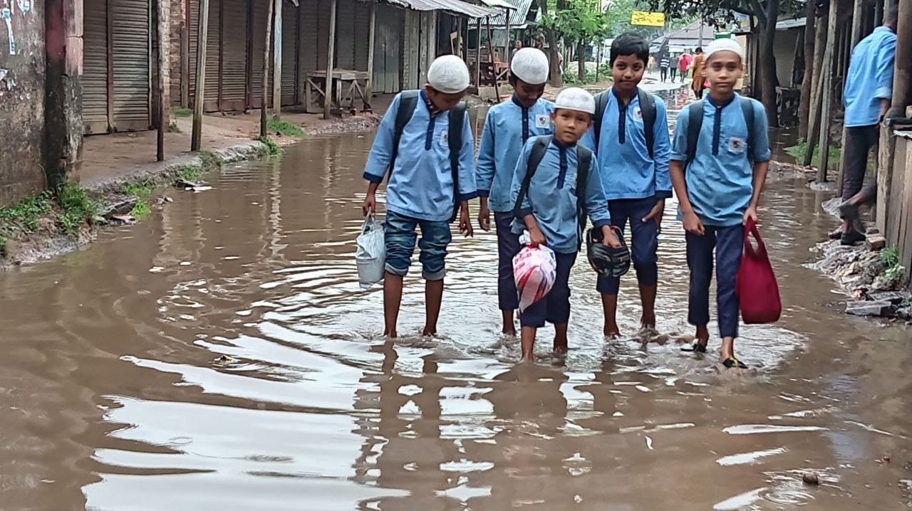 ঘোড়াঘাটে সামান্য বৃষ্টিতেই রাস্তা যেন নদী, চরম দুর্ভোগে পথচারী ও শিক্ষার্থীরা