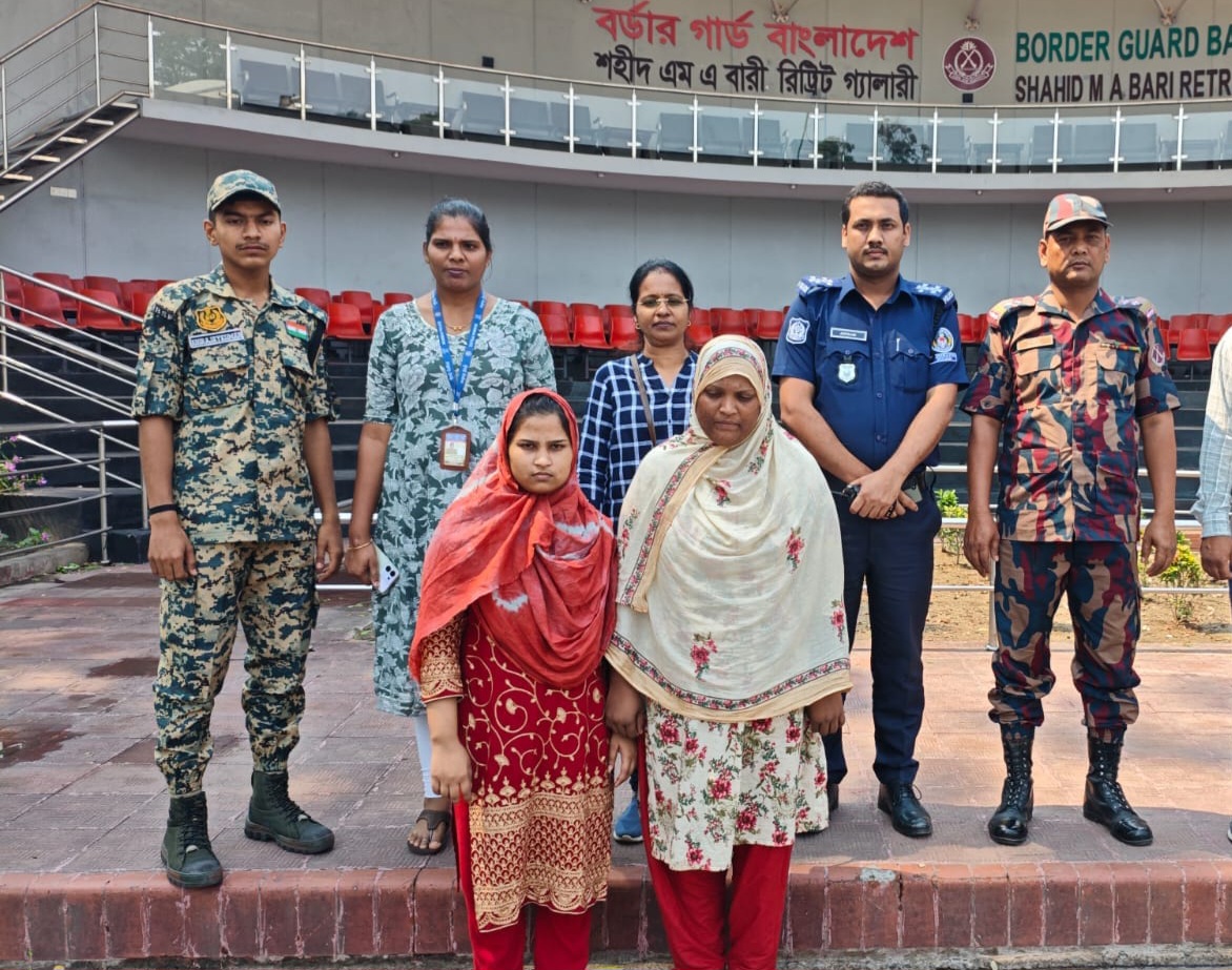 দুই বাংলাদেশী নারী কে বেনাপোল দিয়ে হস্তান্তর।
