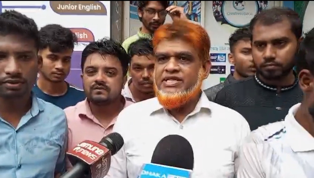 শিক্ষককে লাঞ্ছনা ও ছাত্রীদের ব্ল্যাকমেইলের অভিযোগে উত্তাল সাতক্ষীরা; বিক্ষোভের মুখে কোচিং সেন্টার সিলগালা