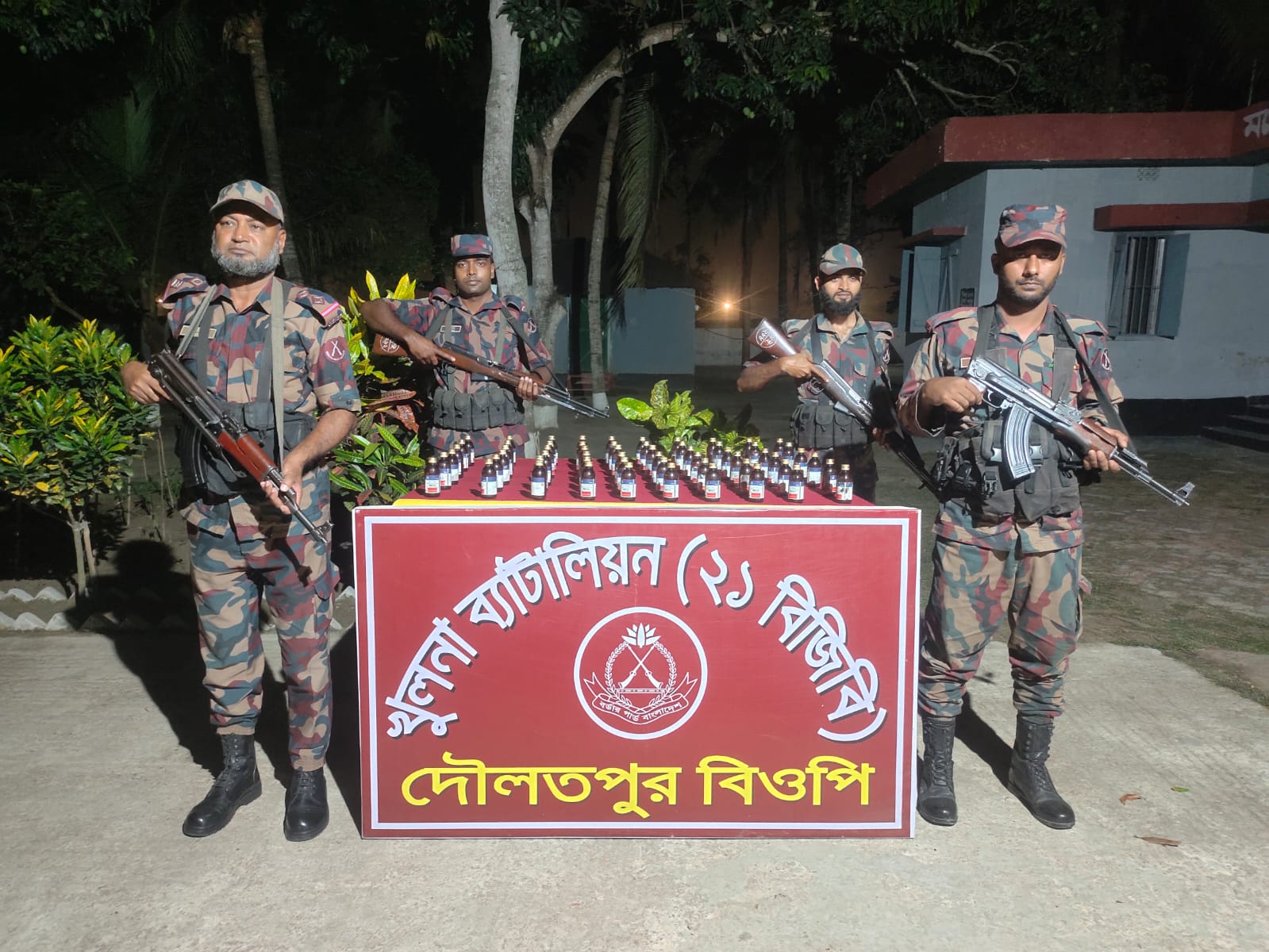 বেনাপোল দৌলতপুর সীমান্ত থেকে ৬০ বোতল ভারতীয় উইনিক্স সিরাপ আটক।