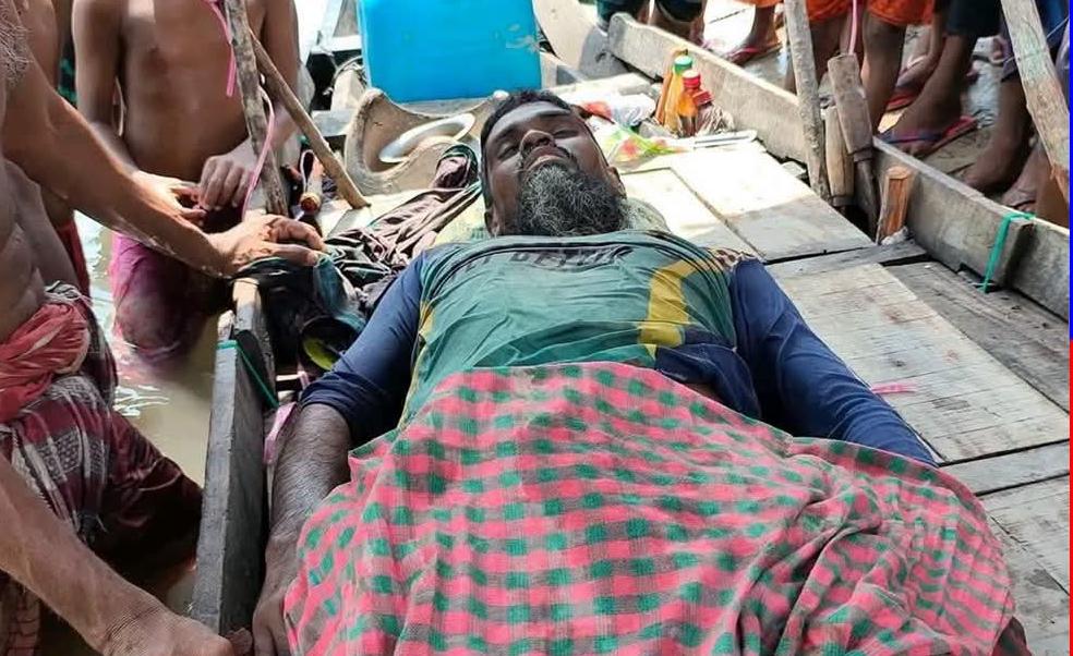 সুন্দরবনে বনরক্ষীদের গুলিতে জেলে নিহতের ঘটনায় ক্ষুব্ধ বনজীবীদের বন অফিসে হামলা