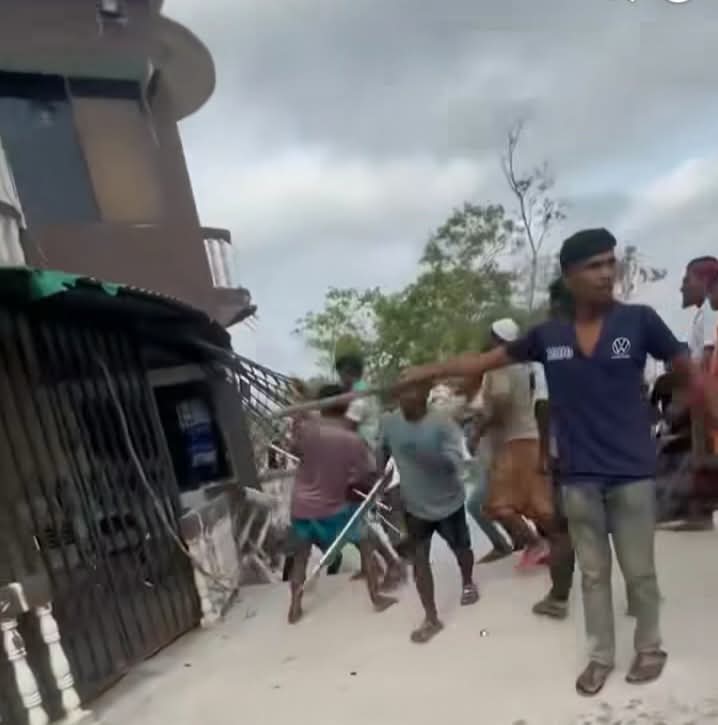 সাতক্ষীরার সুন্দরবনে বনজীবী নিহতের ঘটনায় ফরেষ্ট অফিস ভাঙ্চুর, আহত-৫: বিজিবি মোতায়েন
