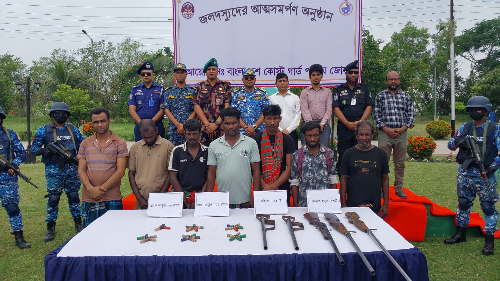 অস্ত্র জমা দিয়ে কোস্ট গার্ডের কাছে আত্মসমর্পণ করল ছোট সুমন বাহিনী