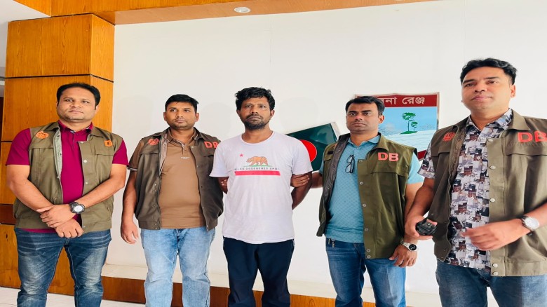 যশোরের শীর্ষ সন্ত্রাসী কামরুল ইসলাম (খোঁড়া)কামরুল ডিবির হাতে আটক।