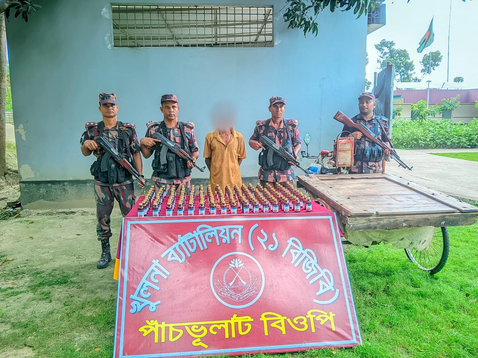 শার্শা পাঁচভূলাট সীমান্ত থেকে ১৬০ বোতল উইনিক্স সিরাপসহ পাচারকারী আটক।