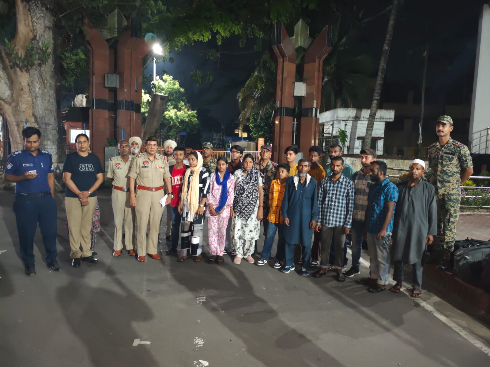 বেনাপোল দিয়ে ট্রাভেল পারমিট এর মাধ্যমে ১৪ জন বাংলাদেশীকে হস্তান্তর।