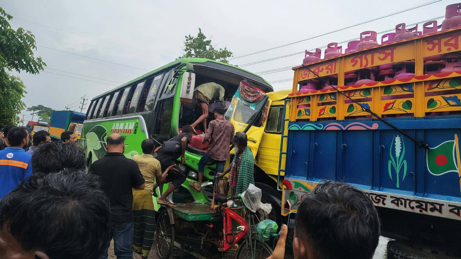 মোংলায় বাস-ট্রাকের মুখোমুখি সংঘর্ষে আহত-২০