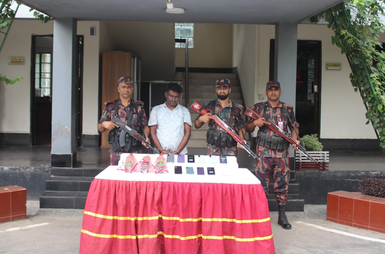 বেনাপোল বড়আঁচড়া সীমান্ত থেকে মদ ও মোবাইল সহ ভারতীয় নাগরিক আটক।