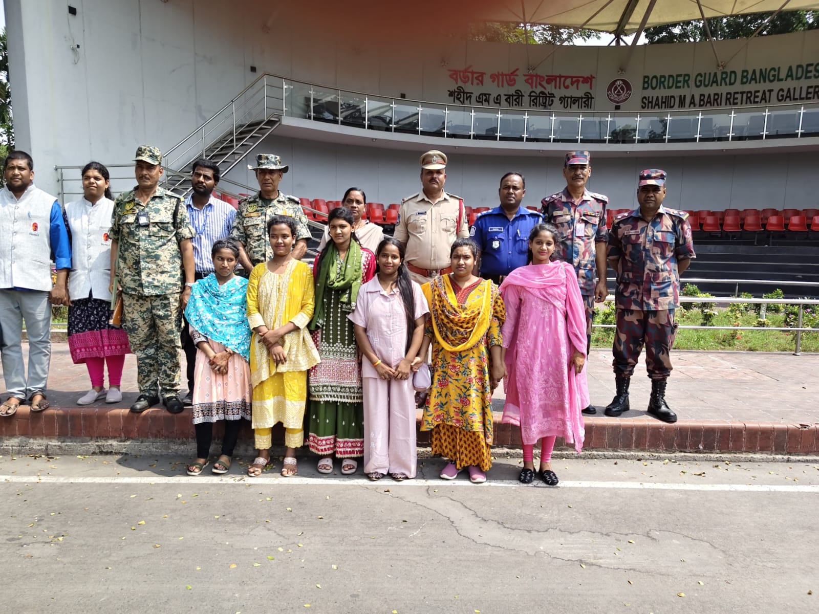 ভারতে পাচার হওয়া ৬ বাংলাদেশি নারীকে বেনাপোল দিয়ে হস্তান্তর ।