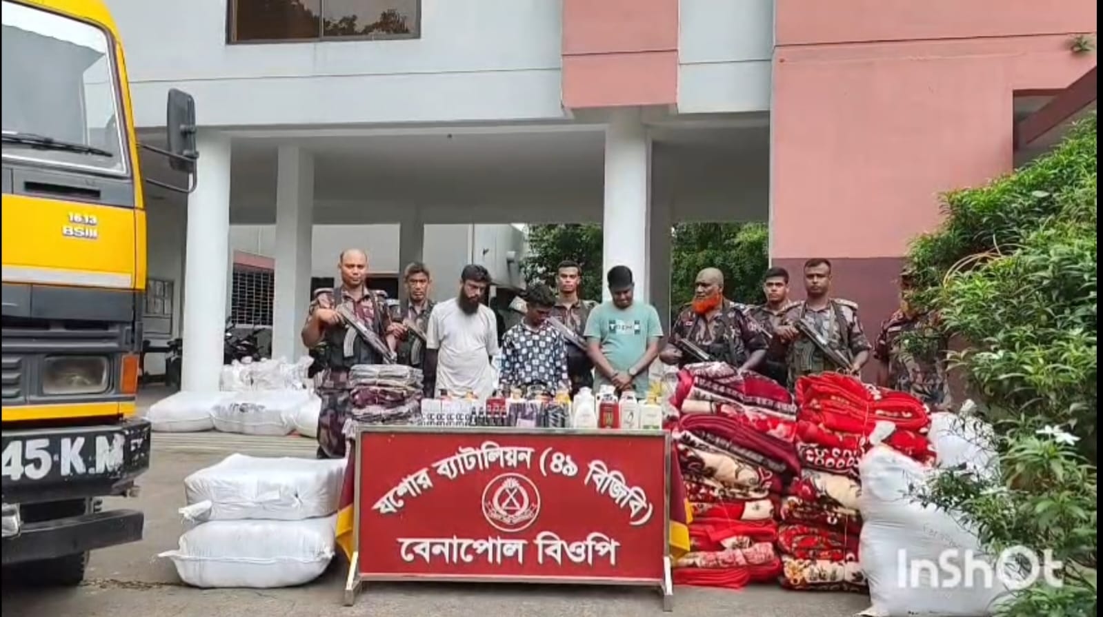 প্রধানমন্ত্রীর ত্রাণ তহবিলে পাঠানোর নাম করে বেনাপোল কাস্টমসের গোডাউন থেকে কোটি টাকার পণ্য পাচার:কাস্টমস কর্মকর্তাসহ আটক-৩।