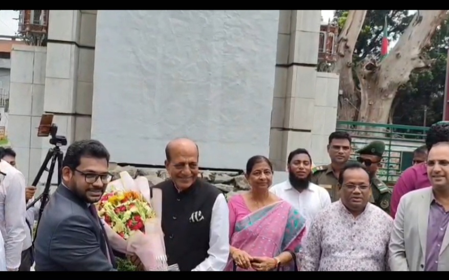 ভারতীয় হাই কমিশনার বাংলাদেশে নিযুক্ত দীনেশ ত্রিবেদী বেনাপোল দিয়ে বাংলাদেশে এসেছেন।