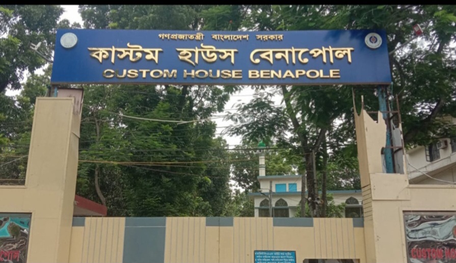 প্রধানমন্ত্রীর ত্রাণ পাঠানোর নাম করে পণ্য পাচারের মূলহোতা সিপাই কামাল শিকদার ও নাইটগার্ড আরিফ ধরাছোঁয়ার বাইরে।