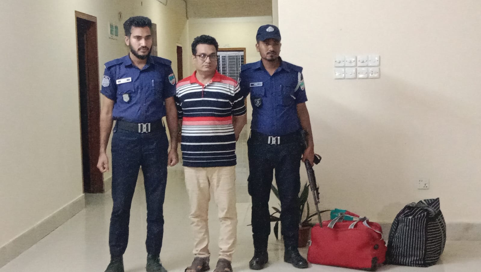 ভারতে যাওয়ার সময় বেনাপোলে স্বেচ্ছাসেবক লীগ নেতা আটক।