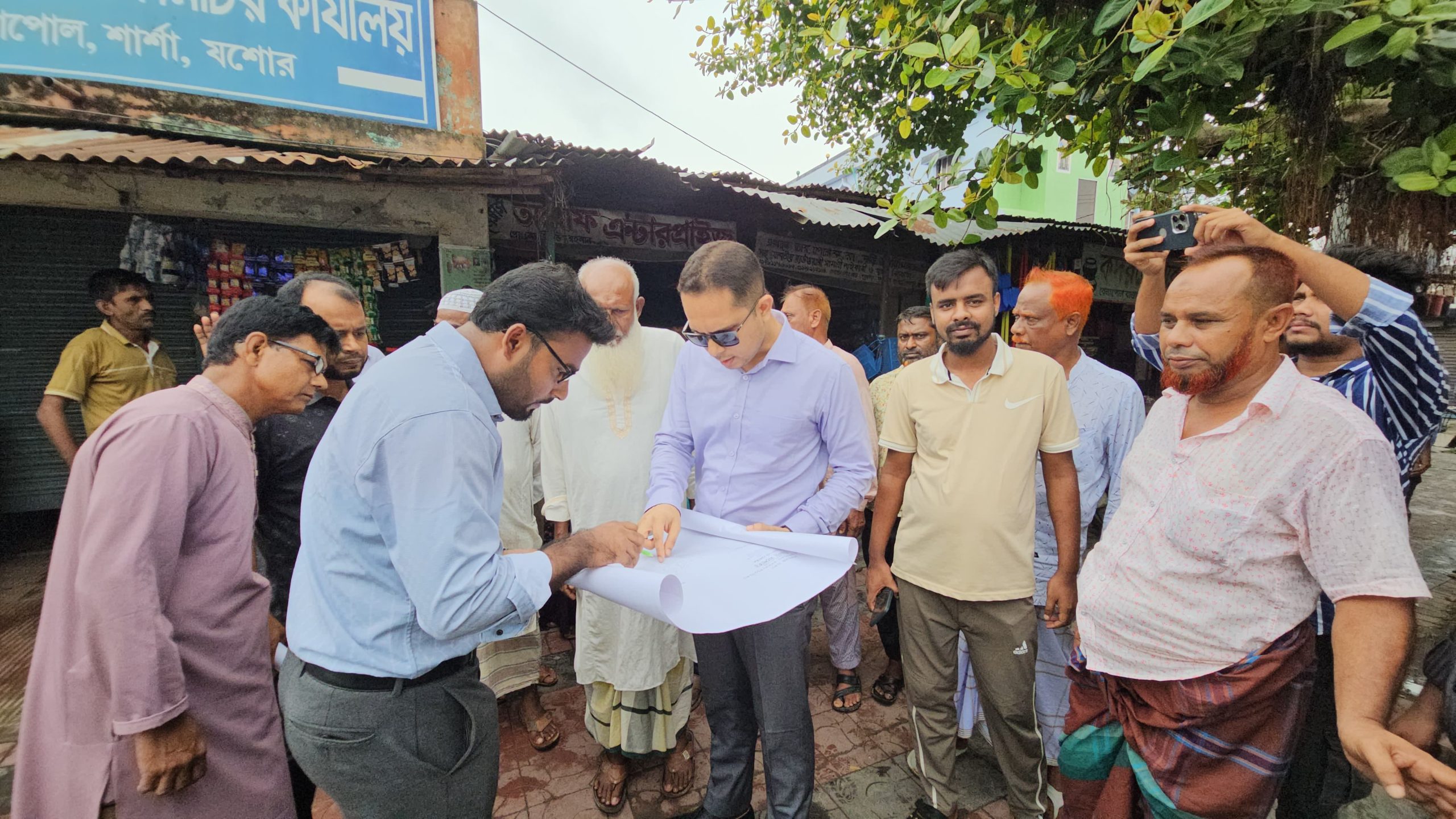 অবশেষে বেনাপোলে এসিল্যান্ডের হস্তক্ষেপে বাড়ি নির্মাণ কাজে বাধা কাটল।