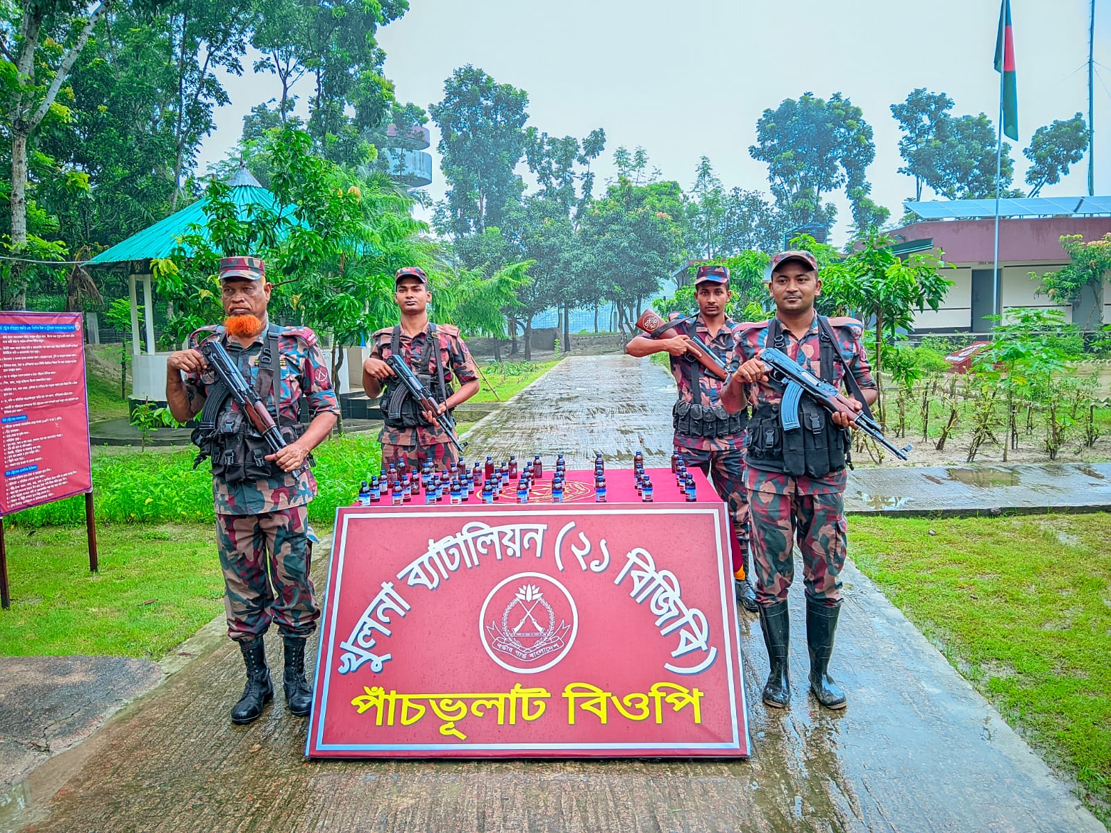 শার্শার পাঁচভূলাট সীমান্ত এলাকায় বিজিবি অভিযানে ৪৯ বোতল ভারতীয় নেশা জাতীয় সিরাপ উদ্ধার।