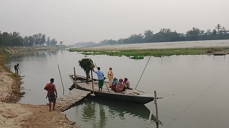 করতোয়া নদীতে সেতুর অভাবে যোগাযোগ বিচ্ছিন্ন দুই পাড়, চরম দুর্ভোগে হাজারো মানুষ