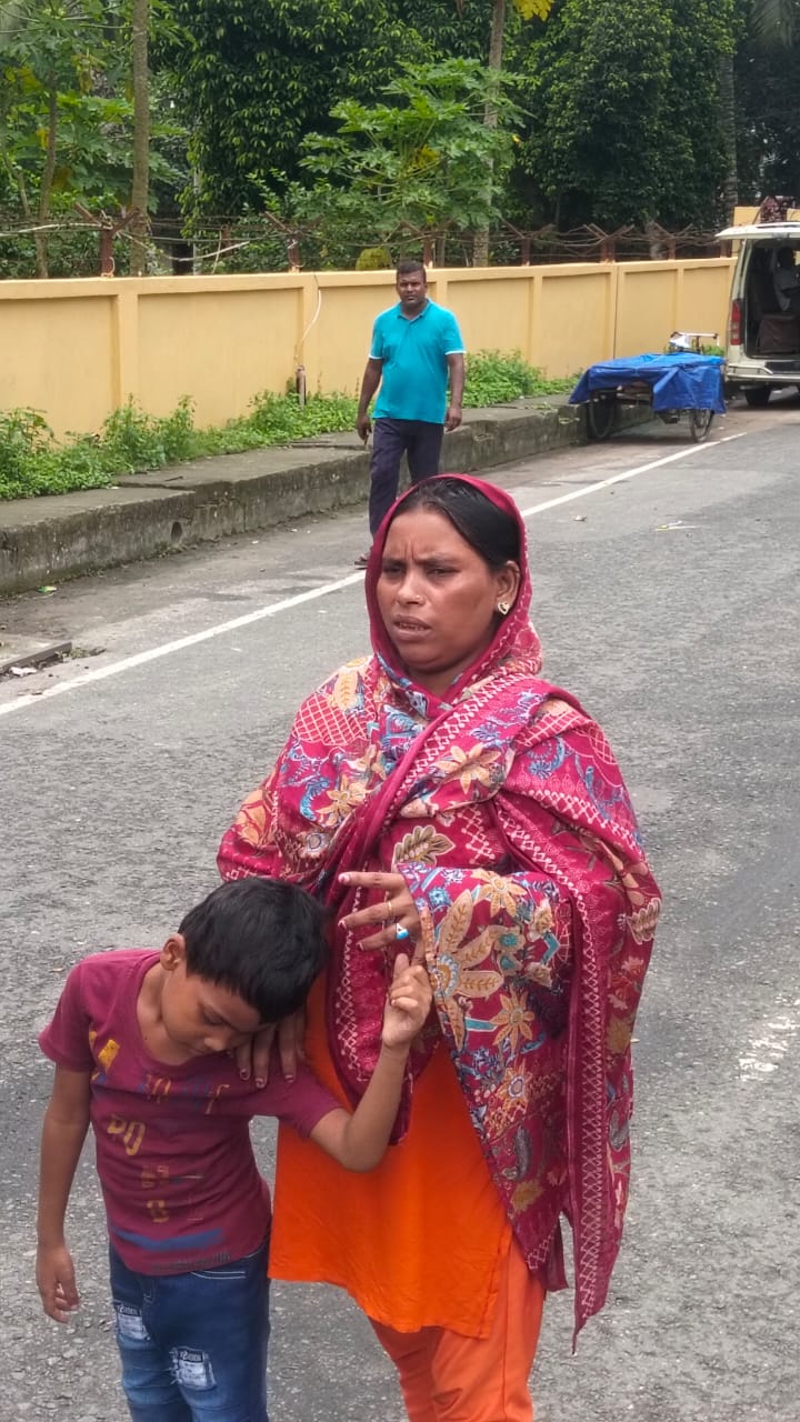 বাংলাদেশী সন্দেহে বিএসএফের ঠেলে পাঠানো মা ও শিশু বেনাপোলে বিজিবির হাতে।