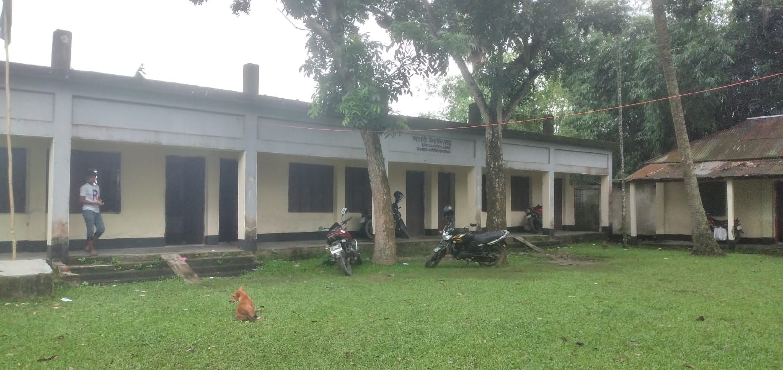 ঘোড়াঘাটে উচ্চ বিদ্যালয়ের ভারপ্রাপ্ত প্রধান শিক্ষককে ঘিরে বিতর্ক: পাঠদান কার্যক্রম বন্ধ