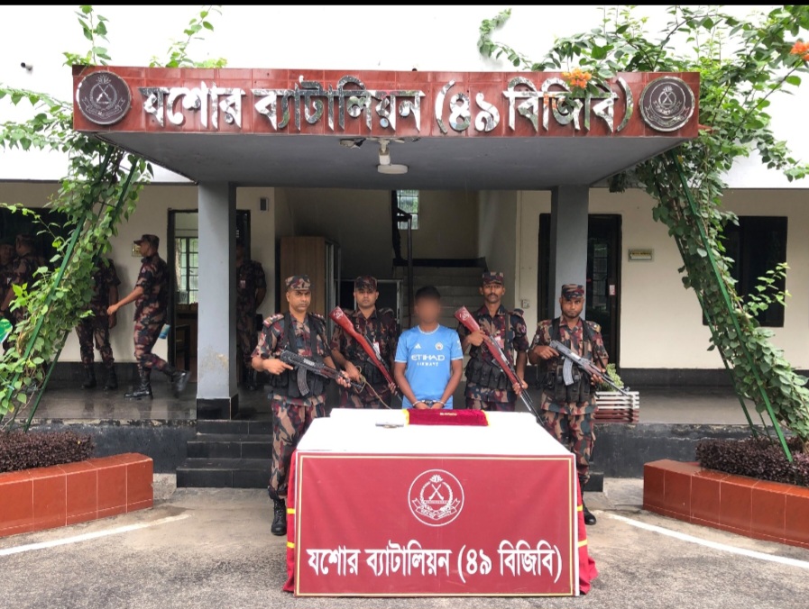 যশোর ব্যাটালিয়ন ১ কোটি ২০ লক্ষ টাকার স্বর্ণেরবার সহ পাচারকারী আটক।