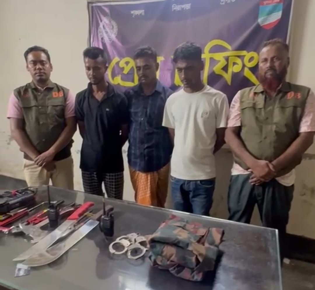 যশোরে ৩ জন ভুয়া বিজিবি আটক, উদ্ধার সরকারি পোশাক-ওয়াকিটকি ও দেশীয় অস্ত্র।