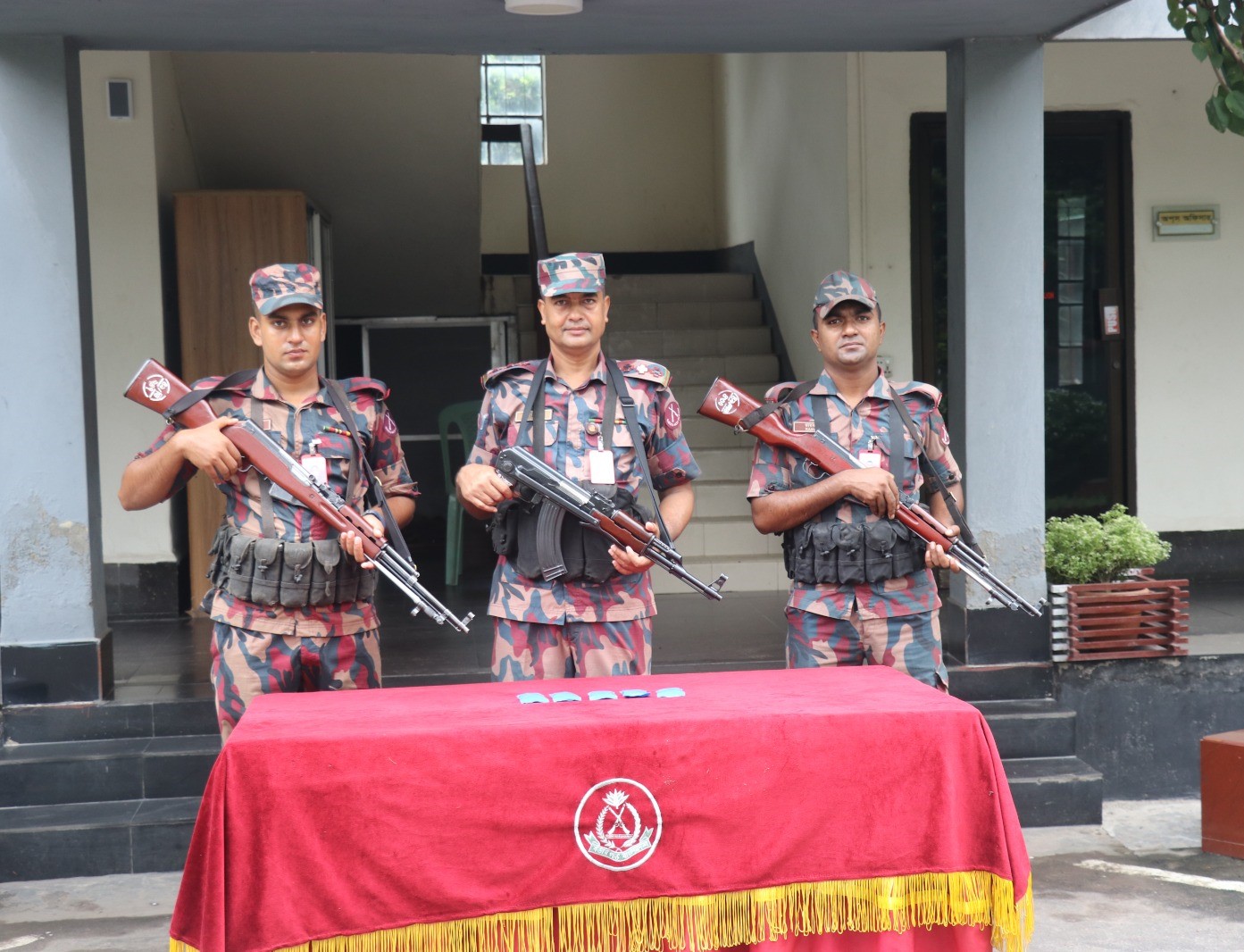 যশোর ব্যাটালিয়ন ৪৯ বিজিবির অভিযানে এক হাজার পিস ইয়াবা ট্যাবলেট উদ্ধার।