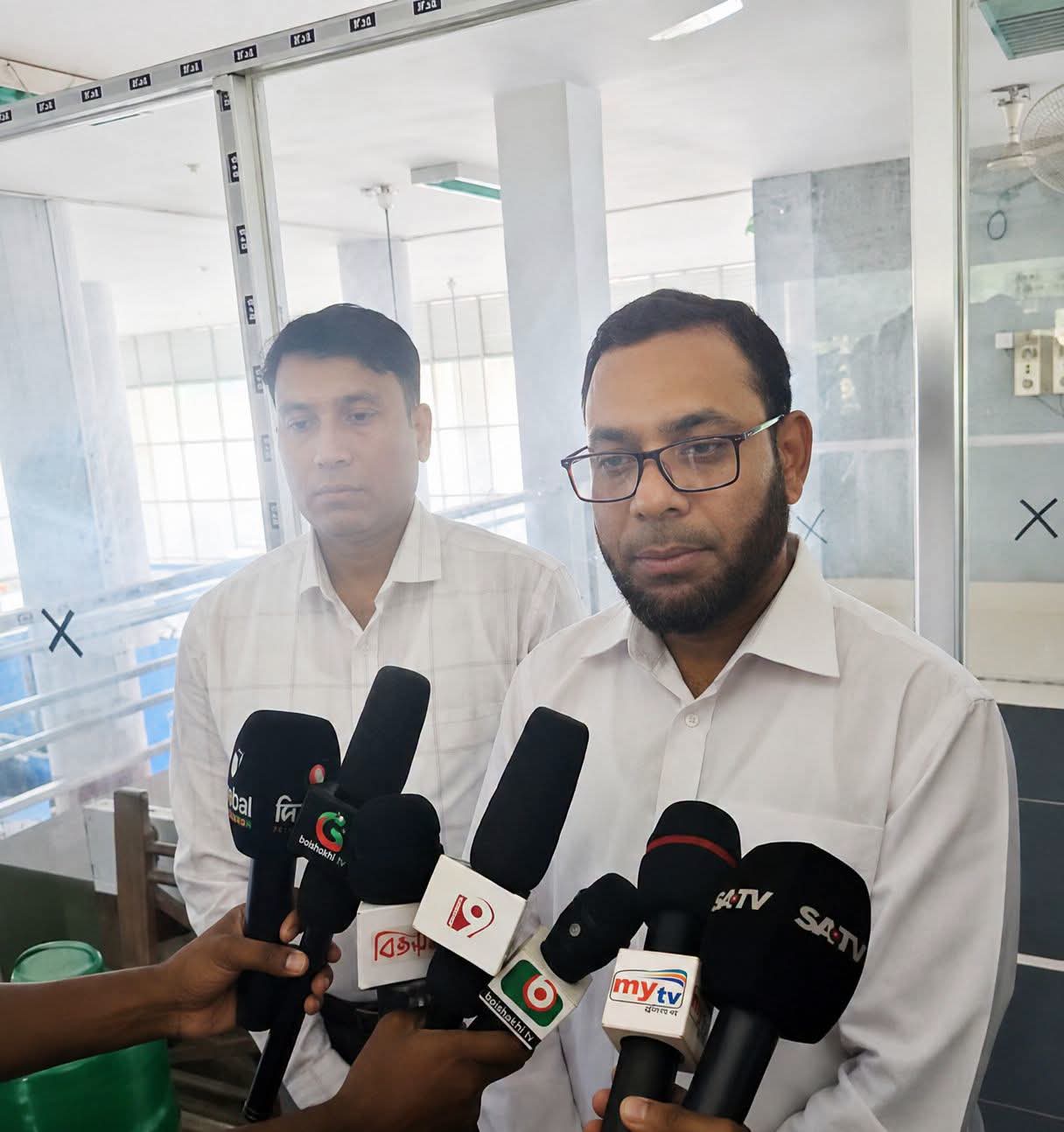 বেনাপোল  ইমিগ্রেশন পরিদর্শন করলেন এসবি প্রধান সরদার নুরুল আমিন।