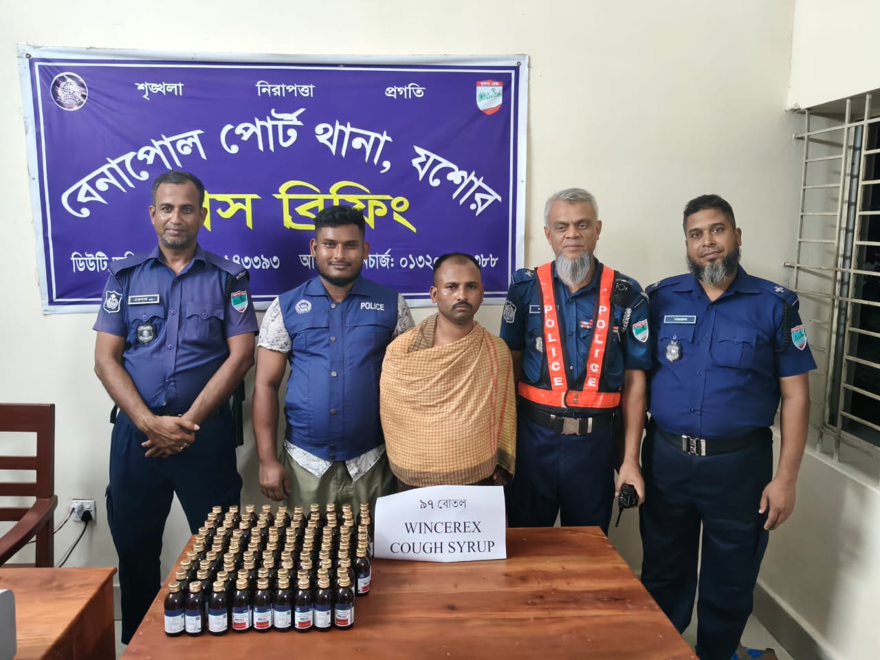 বেনাপোল পোর্ট থানা পুলিশের অভিযানে ৯৭ বোতল WINCEREX COUGH SYRUP সহ পাচারকারী আটক।