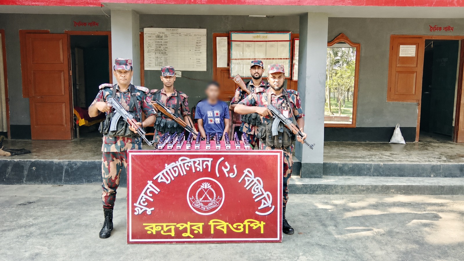 শার্শা রুদ্রপুর সীমান্তে ৭০বোতল ভারতীয় Eskuf সিরাপসহ পাচারকারী আটক।