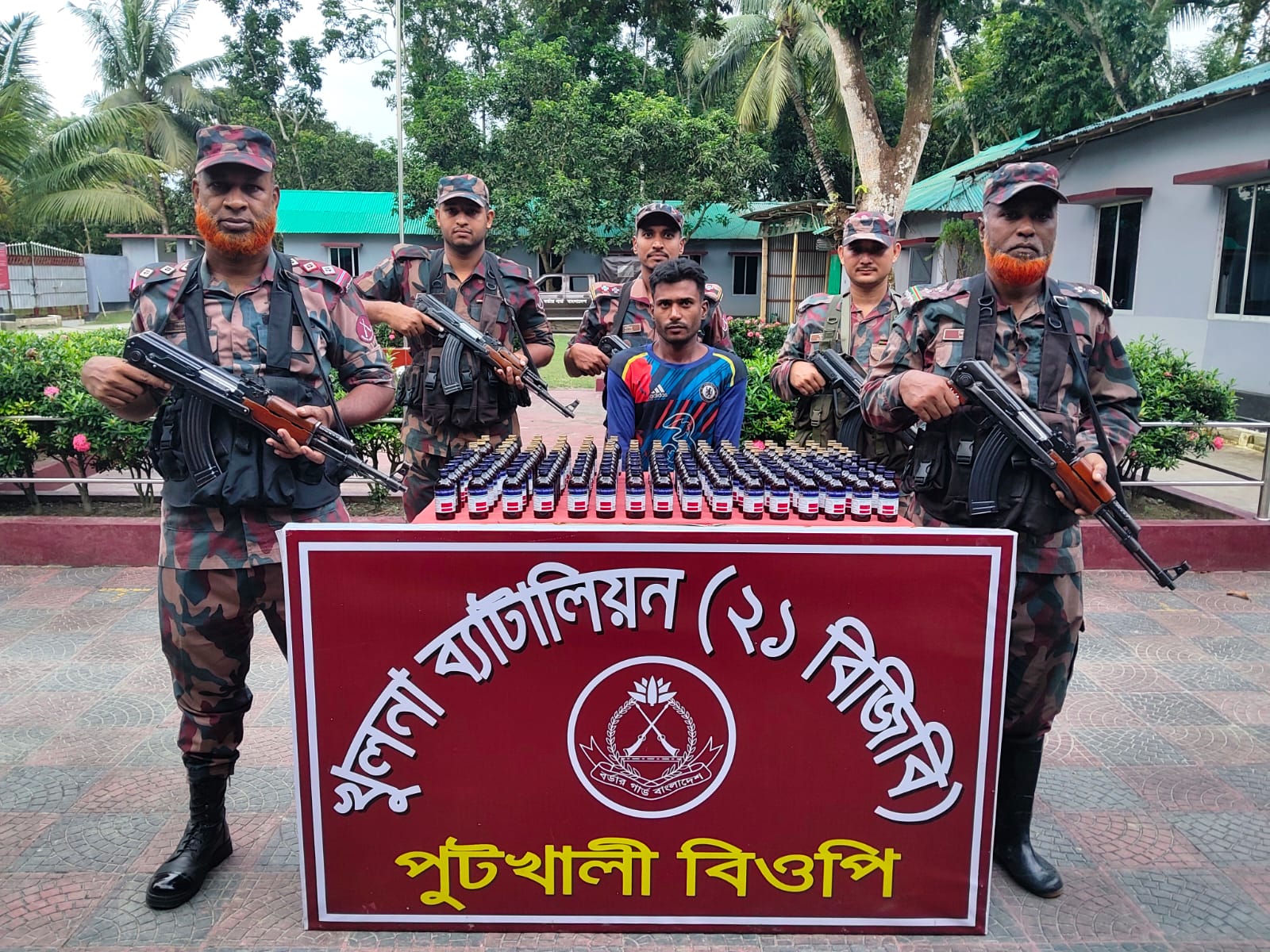 পুটখালী সীমান্তে ১৯৯ বোতল ভারতীয় নেশাজাতীয় সিরাপসহ বৃত্তি আচড়ার মনির আটক।