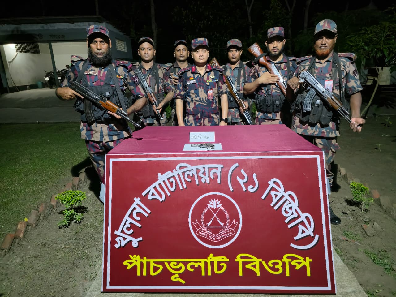 শার্শা পাঁচভূলাট সীমান্ত থেকে বিদেশী পিস্তল ও ম্যাগাজিন আটক।
