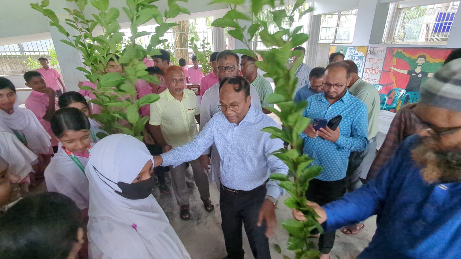 বিএনপির প্রতিষ্ঠাবার্ষিকী উপলক্ষে মোংলায় শিক্ষার্থীদের মাঝে ৫ হাজার গাছের চারা বিতরণ করেছে বিএনপি নেতা জুলফিকার আলী  মোংলা প্রতিনিধি