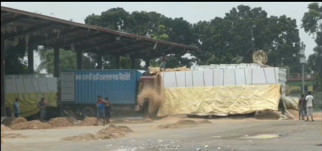 বেনাপোল  দিয়ে ভারত থেকে সাড়ে ৩ লাখ কেজি ইলিশ আমদানি।