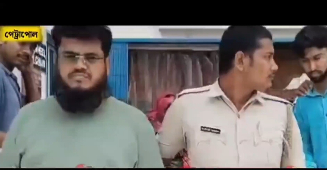 ভারতীয় ইমিগ্রেশনে দুদেশের নথি সহ বাংলাদেশী আটক।
