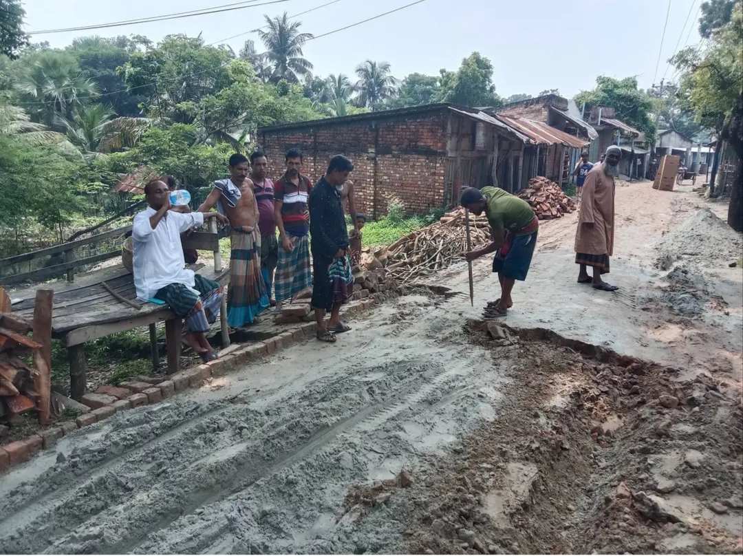 জনদুর্ভোগ লাঘবে এগিয়ে এলেন চেয়ারম্যান প্রার্থী সোহরাব শিকারী: নিজস্ব অর্থায়নে সংস্কার হচ্ছে ঘুগরাকাটি বাজারের প্রবেশপথ