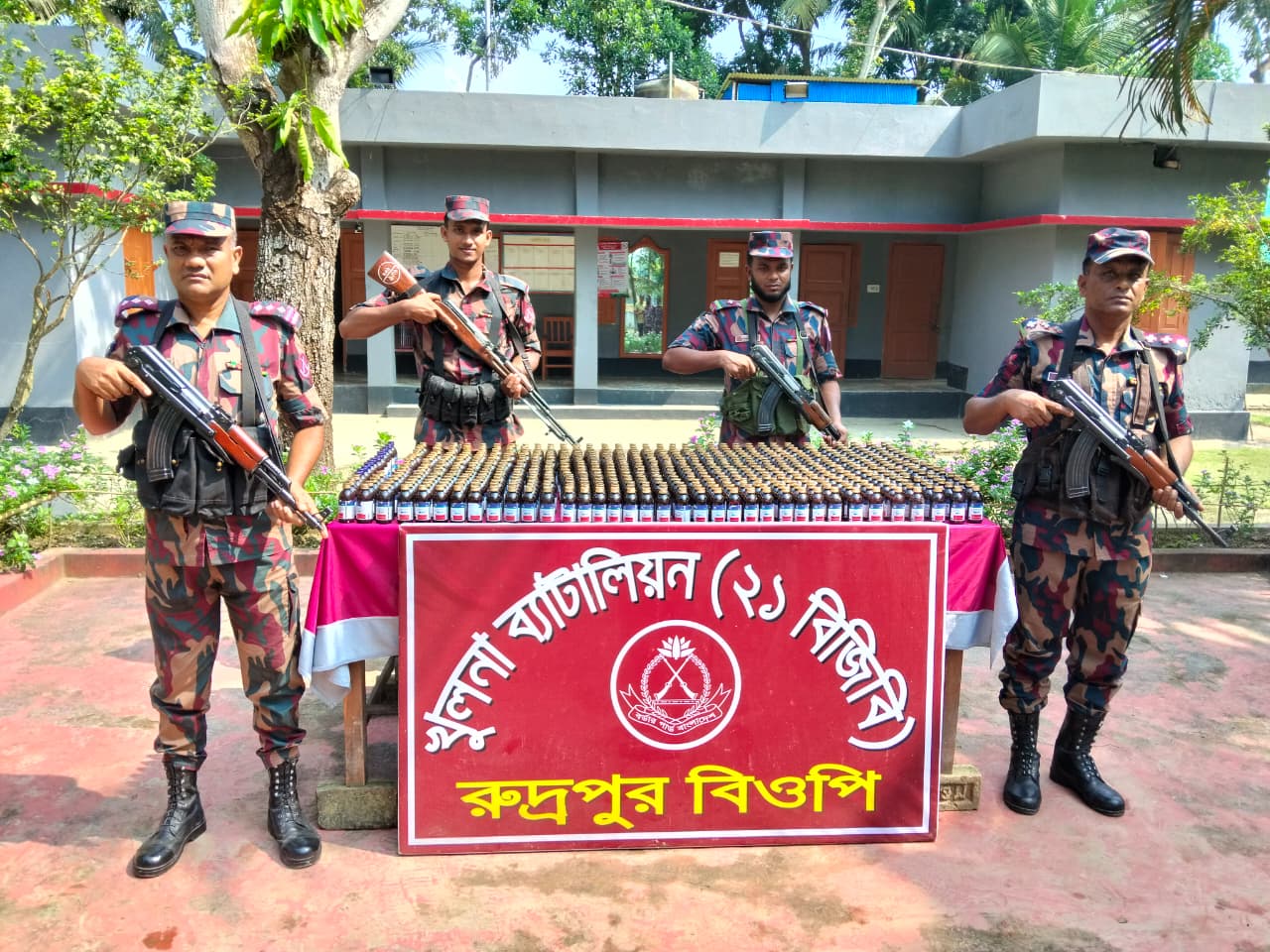 শার্শা রুদ্রপুর সীমান্তে ভারতীয় ৫৫০ বোতল ভারতীয় নেশাজাতীয় সিরাপ আটক।